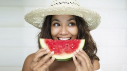 Alimentos para cuidar tu salud bucal este verano