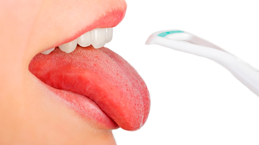 ¿Cómo hay que cepillarse la lengua?